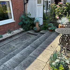 Aster House, 3 Bedrooms, Parking Holiday home Nottingham