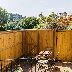 New -bright -fresh - With Parking & For Electric Cars Apartment Bath